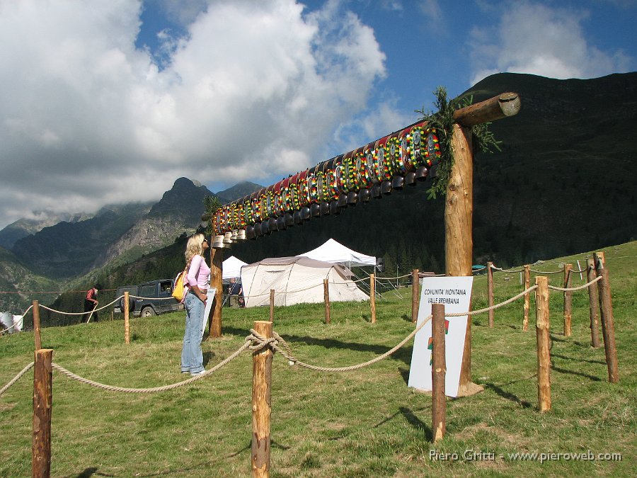 canipastore 003.jpg - Sui pascoli dei Piani dell'Avaro sono esposti in bella vista  i trofei di campanacci,  premi per i vincitori del Campionato